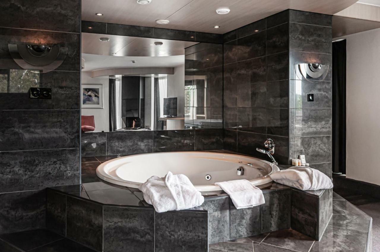Suite Hot Tub,893400304:JPEG